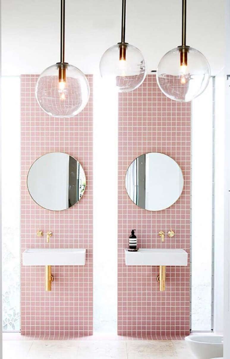 31. Banheiro feminino rosa decorado com detalhes em dourado e estilo minimalista – Foto: Lonny