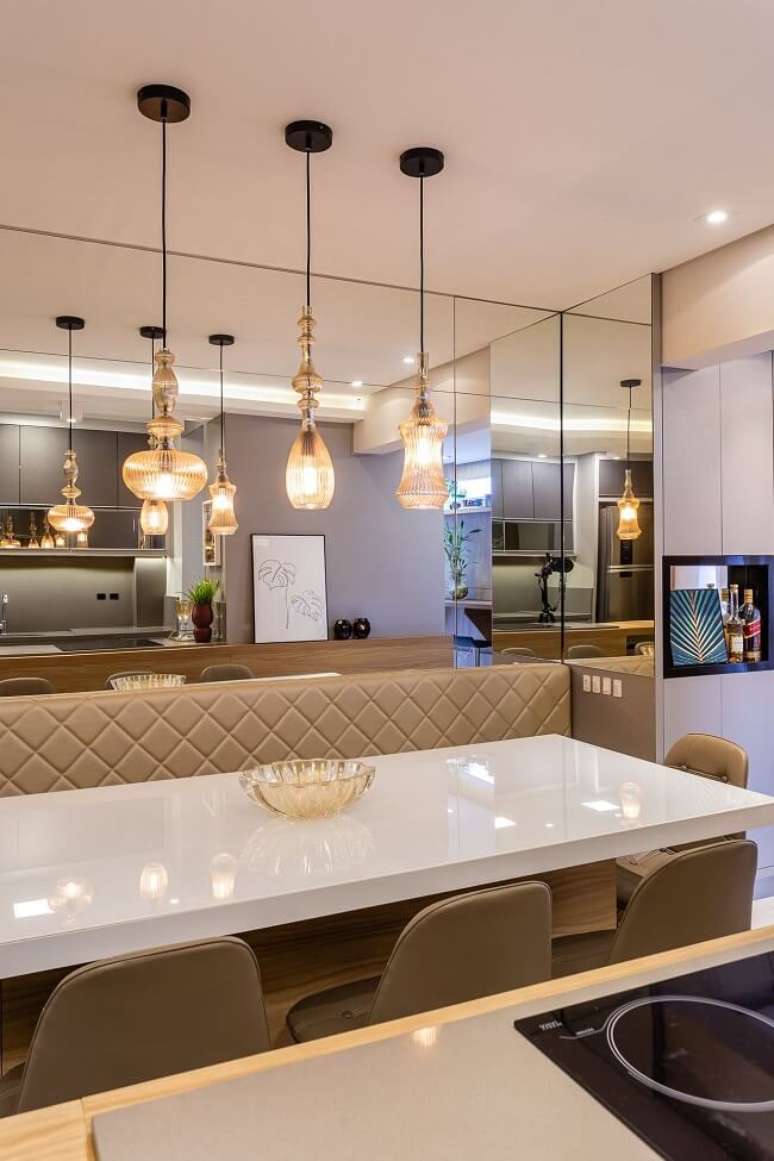 18. Os pendentes se destacam sobre a mesa de jantar canto alem&atilde;o com ba&uacute;. Fonte: Larissa Minatti