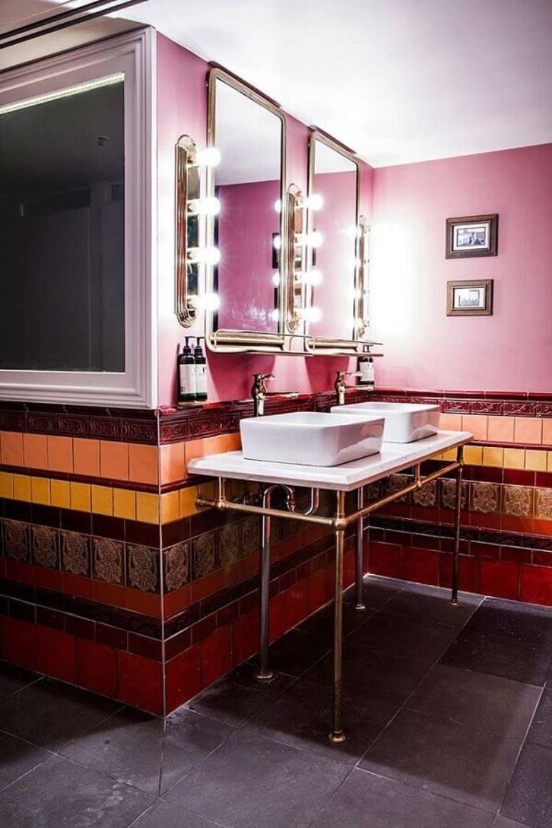 24. É válido fazer um mix de diferentes revestimentos para a decoração de banheiros femininos – Foto: The Architecture MasterPrize