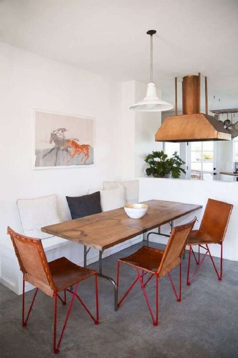 37. Composi&ccedil;&atilde;o harm&ocirc;nica desse ambiente com canto alem&atilde;o com ba&uacute;. Fonte: Decor F&aacute;cil