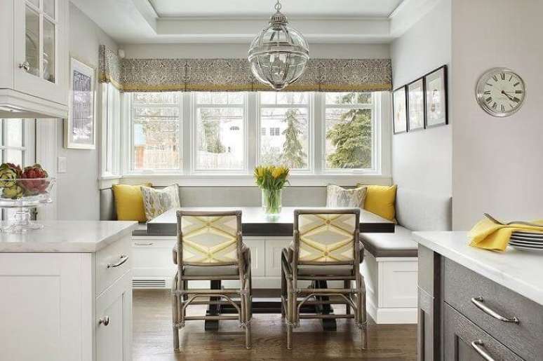 47. As almofadas trazem aconchego para quem senta no canto alem&atilde;o com ba&uacute;. Fonte: Arkpad