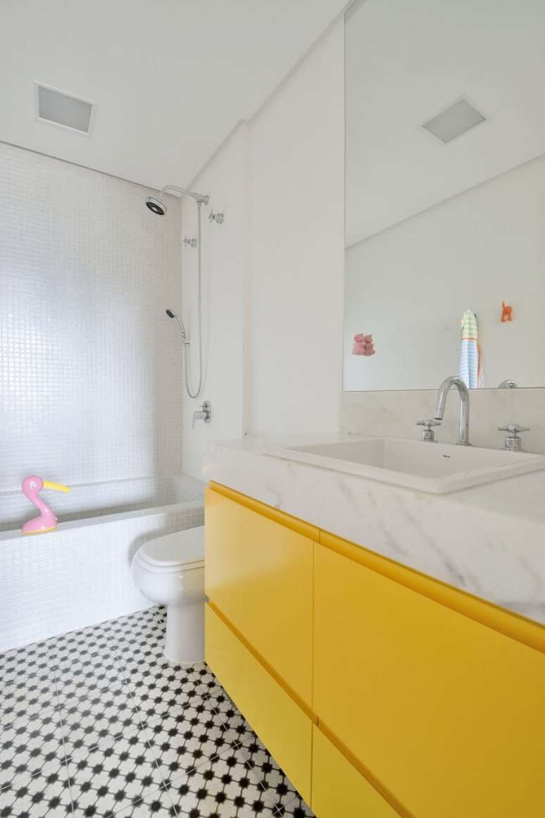 77. O gabinete amarelo quebra a neutralidade do banheiro feminino. Fonte: A.M Studio Arquitetura
