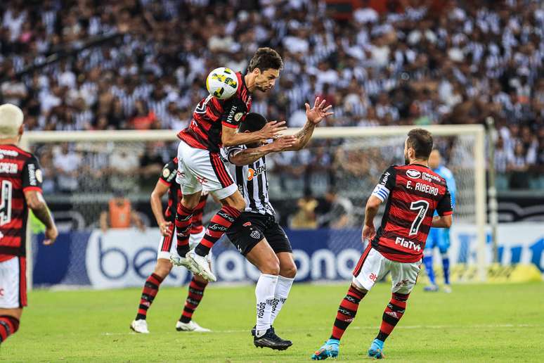 Rodrigo Caio, do Flamengo, durante partida contra o Atlético MG