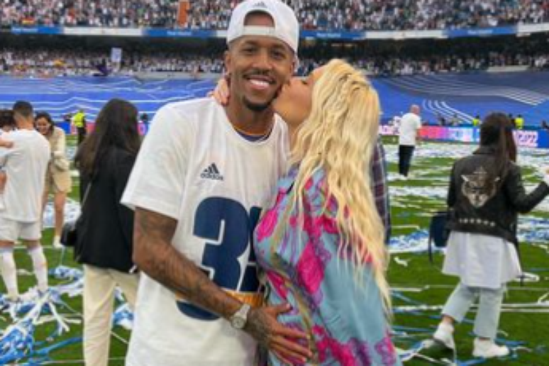 Éder Militão e Karoline Lima celebrando o troféu do Real Madrid