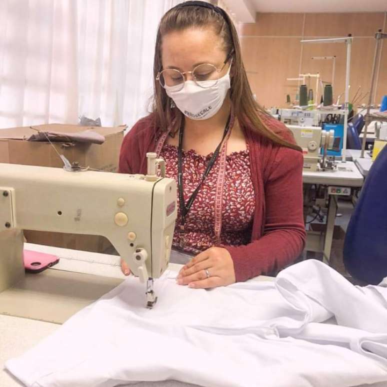 Camila Prado trabalha com costura para ter mais tempo de ficar com a filha