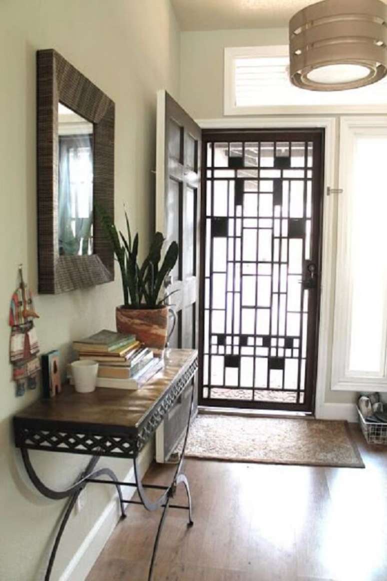 21. A porta pantogr&aacute;fica se destaca na decora&ccedil;&atilde;o do ambiente. Fonte: APK Pure