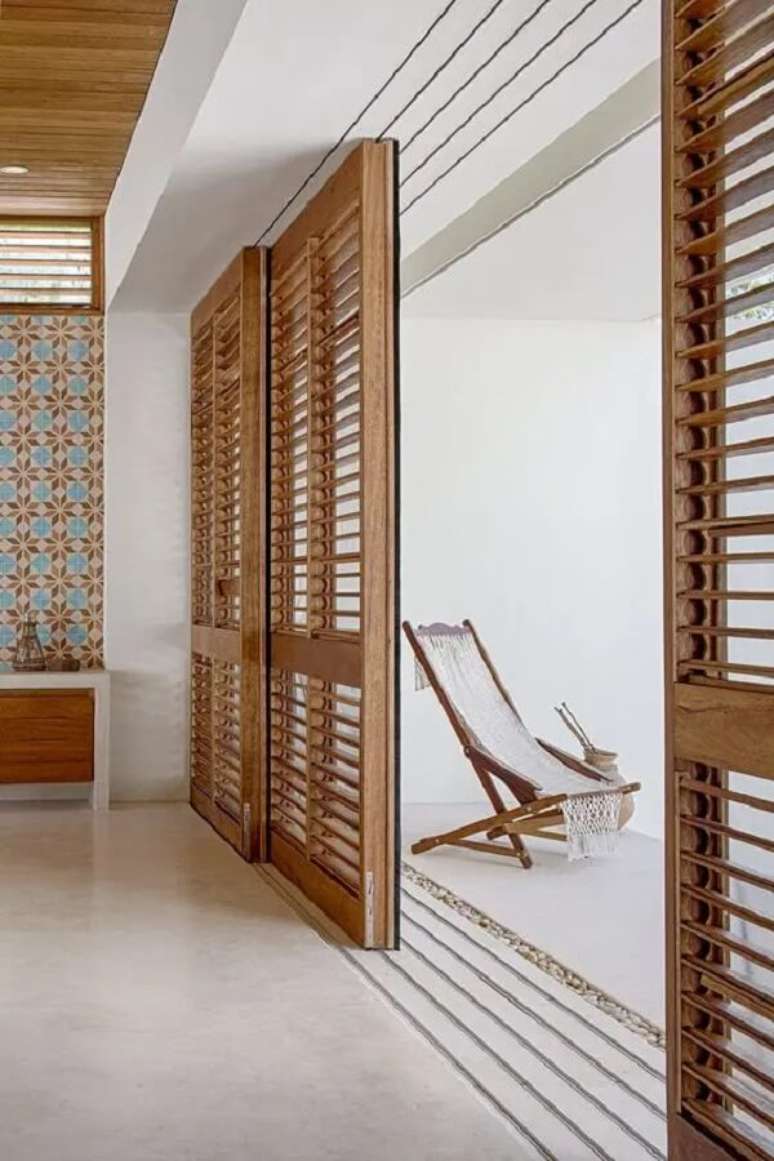 42. Modelo de porta pantográfica de madeira balcão usada em ambientes internos. Fonte: ArchDaily