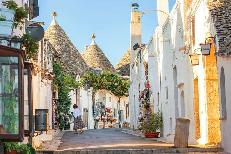 O centrinho de Alberobello é uma celebridade da Puglia. Branquinho, é todo feito de trulli, as casas em forma de cone.