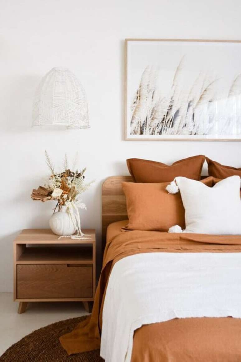 32. Tons terrosos em jogo de cama para decoração de quarto de casal todo branco – Foto: Adore Magazine