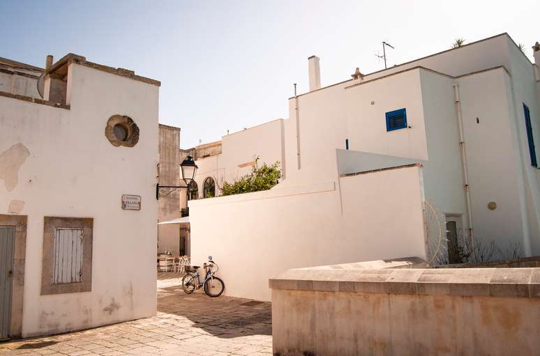 Bicicleta estacionada no centro hist&oacute;rico branquinho de Otranto.