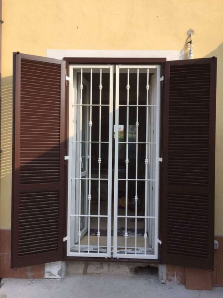 46. Modelo de porta pantogr&aacute;fica. Fonte: Persiane Blindate