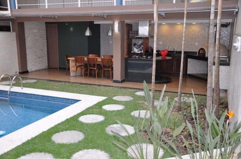 49. Quiosque com churrasqueira e piscina na sala de estar &ndash; Foto Lila Goulart