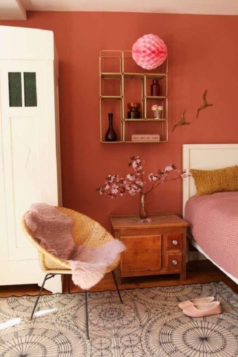 15. Tons terrosos para decoração de quarto com cama branca e poltrona de fibras naturais – Foto: Kana Lin