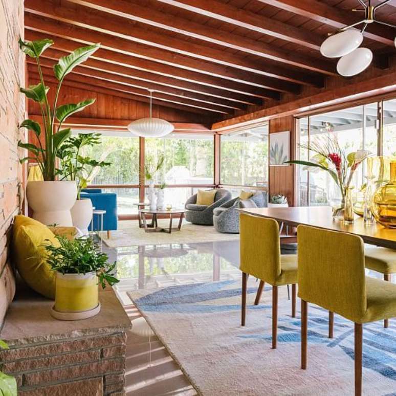 37. M&oacute;veis confort&aacute;veis e modernos para &aacute;rea de churrasqueira &ndash; Foto Arkpad