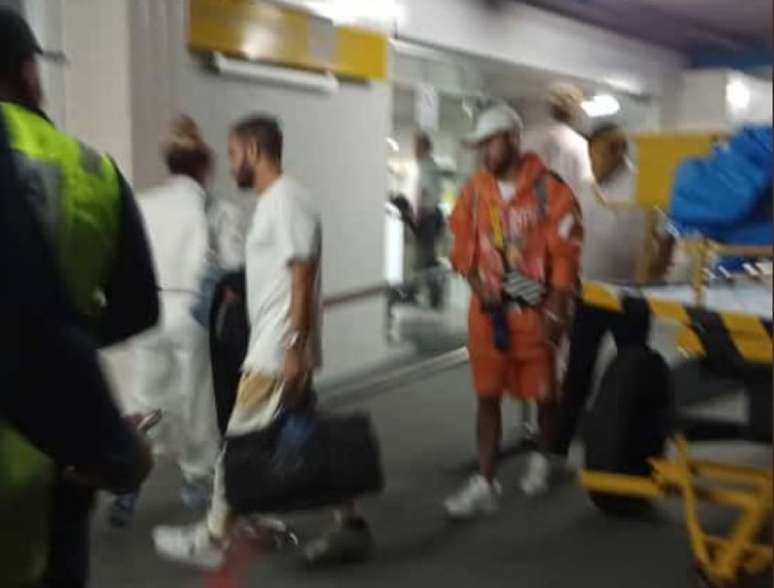 De roupa laranja, Neymar aparece em fotos feitas por funcionários do aeroporto (Foto: Reprodução/Twitter)