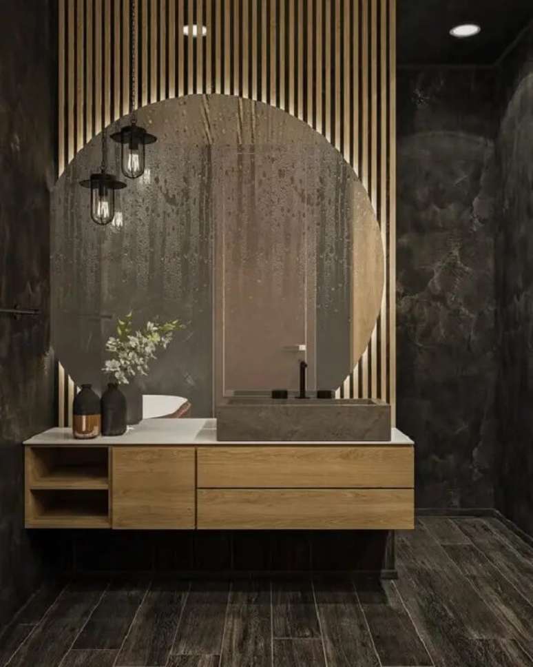 63. Tons terrosos: banheiro sofisticado com painel ripado e espelho. Fonte: Revista Dhecore
