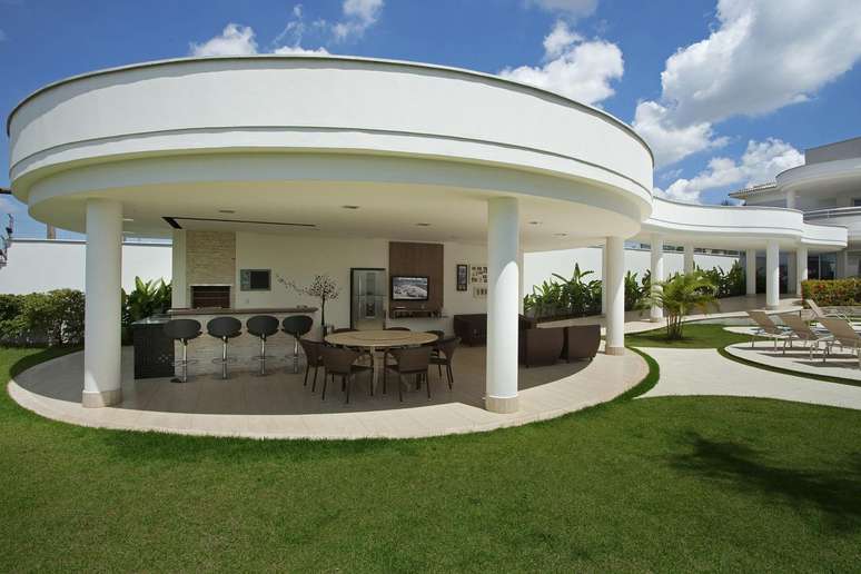 59. Quiosque com churrasqueira na &aacute;rea externa perto da piscina &ndash; Foto Aquiles Nicolas Kilaris