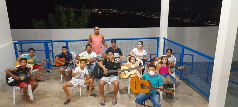 Júlio Soares com os alunos do projeto Amigos da Música @Clarice Rosane/Clube Mural/Agência Mural