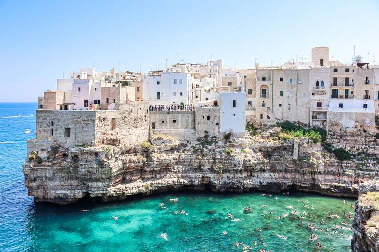 Polignano a Mare, na Puglia, &eacute; um dos destinos de praia mais disputados da It&aacute;lia.