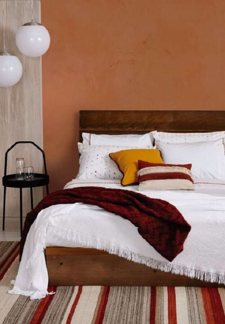 2. Decoração tons terrosos para quarto simples com cama de madeira – Foto: Rede Angeloni