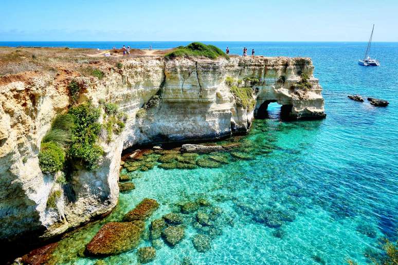 O Faraglioni di Torre Sant'andrea fica nos arredores de Otranto.