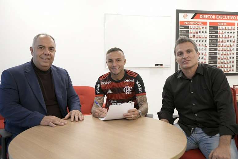 Marcos Braz, Everton Cebolinha e Bruno Spindel no Ninho do Urubu, no Rio de Janeiro (Foto: Alexandre Vidal/CRF)