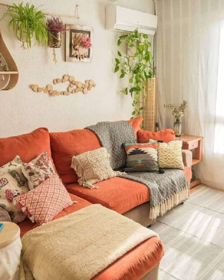 41. Tons terrosos para decoração de sala simples com sofá com chaise – Foto: Vobi