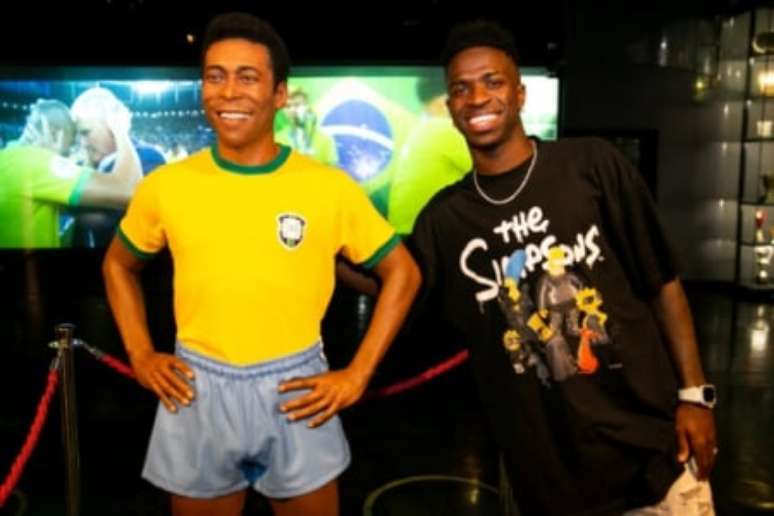 Vini Jr. com a estátua de Pelé na sede da CBF (Foto: Alex Ramos / CBF)