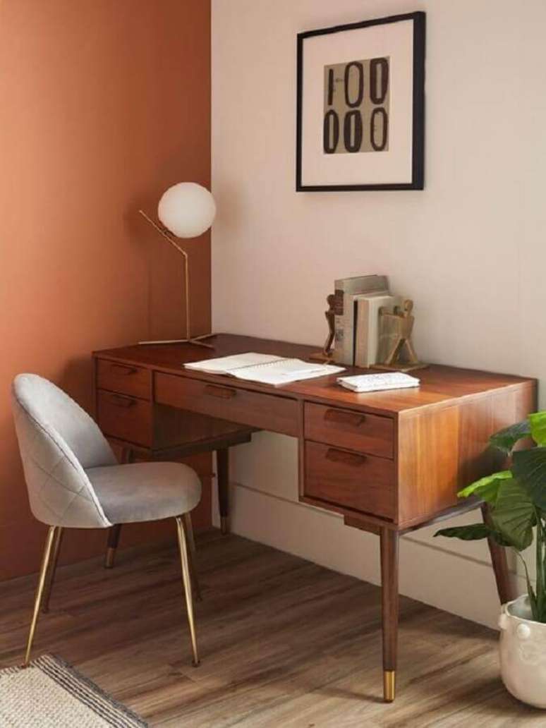 53. Tons terrosos para decoração de home office simples com escrivaninha de madeira – Foto: Studio LoHo