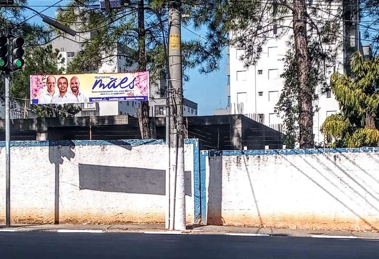 Na região do Veloso, cartaz do Dia das Mães ficou exposto depois da data com mensagem de apoio a Gerson Pessoa, aliado do prefeito Rogério Lins @Paulo Talarico/Agência Mural