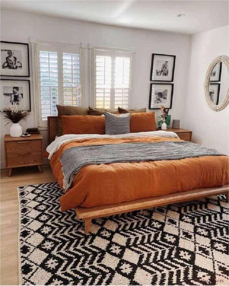 26. Jogo de cama tons terrosos para decoração de quarto de casal com cama de madeira baixa – Foto: Etsy