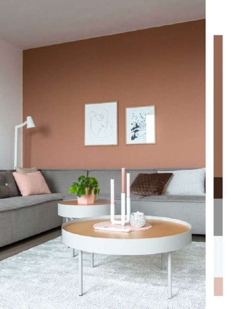 24. Parede tons terrosos para decorar sala moderna com sofá de canto cinza – Foto: Hans Nieman