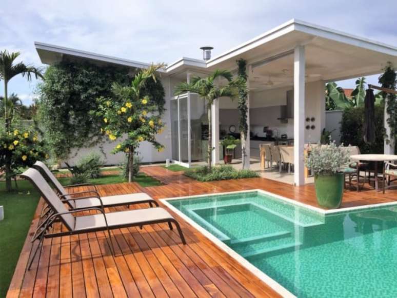 12. &Aacute;rea de churrasqueira com piscina e espregui&ccedil;adeira &ndash; Foto Casa e Constru&ccedil;&atilde;o