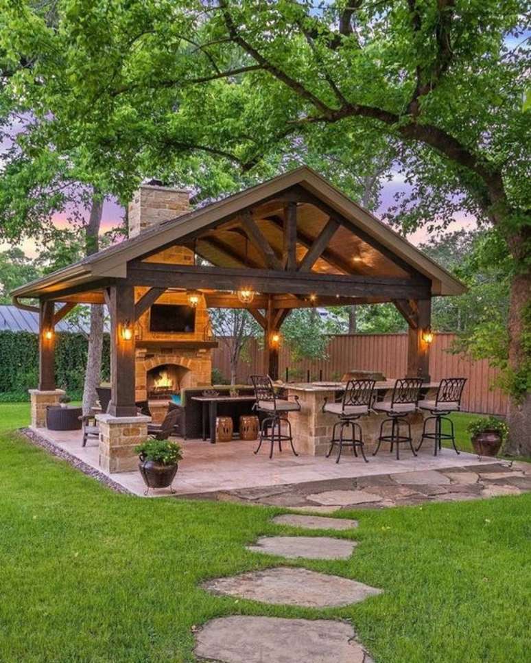 56. Quiosque de madeira com área de churrasqueira para jardim no quintal – Foto Reddit