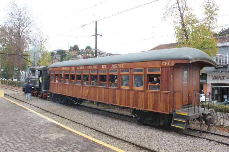 Ainda mais antigo que a Maria-Fumaça, o carro de passageiros foi fabricado em 1912 e levará até 64 pessoas.