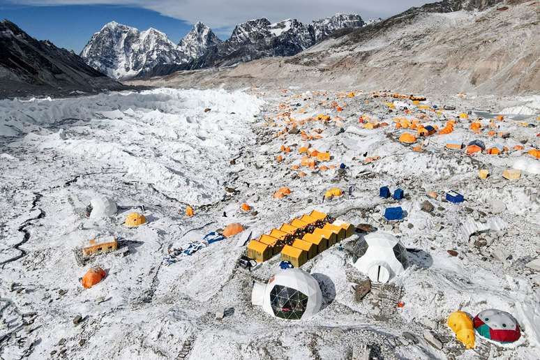 Acampamento base produz quase 4 mil litros de urina por dia