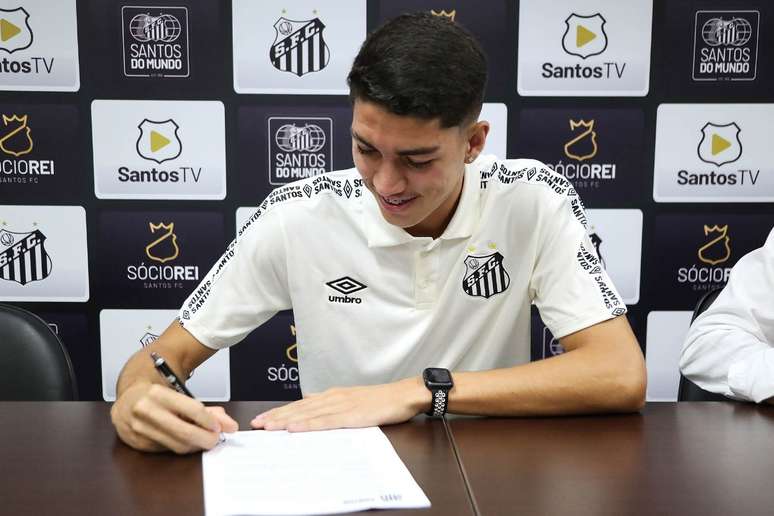 Santos renova contrato com artilheiro da base 