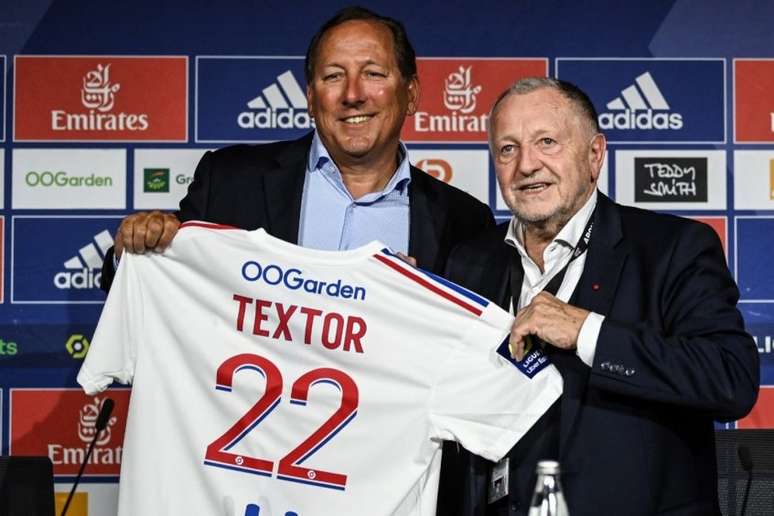 John Textor posa ao lado do presidente do clube francês, Jean-Michel Aulas(Foto: OLIVIER CHASSIGNOLE / AFP)