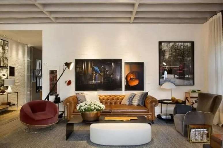59. Tons terrosos: sala de estar com sofá de couro e poltronas de veludo. Fonte: Paola Ribeiro