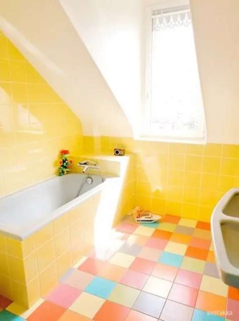 Banheiro amarelo e branco com piso de ladrilho colorido &eacute; uma ideia divertida para levantar o &acirc;nimo