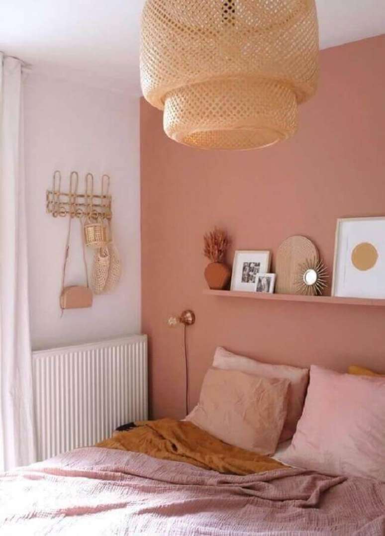 51. Lustre rústico para decoração de quarto em tons terrosos – Foto: DUNE