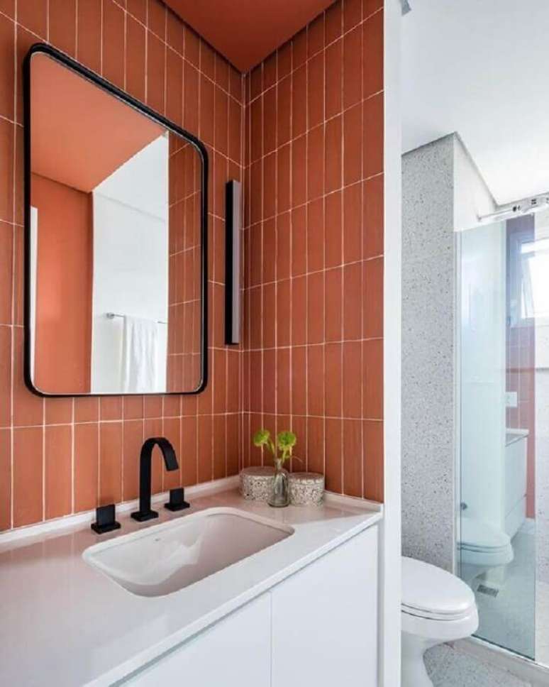 10. Revestimento tons terrosos para decoração de banheiro – Foto: Decoratorist
