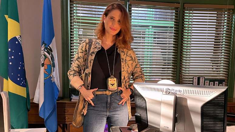 Julia Lund como delegada Marcela Alves em 'Cara e Coragem', da TV Globo |