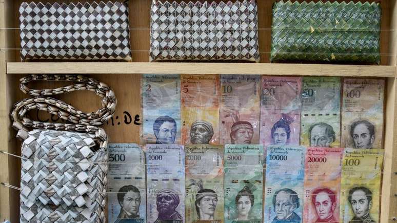 A hiperinfla&ccedil;&atilde;o fez com que o bol&iacute;var venezuelano perdesse tanto valor que suas notas acabaram sendo usadas para fins decorativos.