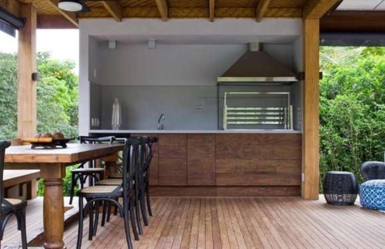 19. &Aacute;rea de churrasqueira e decora&ccedil;&atilde;o amadeirada &ndash; Foto Viva Decora
