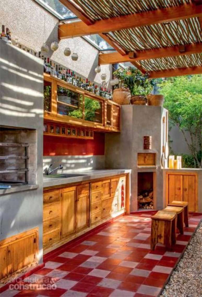 16. &Aacute;rea de churrasqueira e armarios de madeira &ndash; Foto Casa Abril