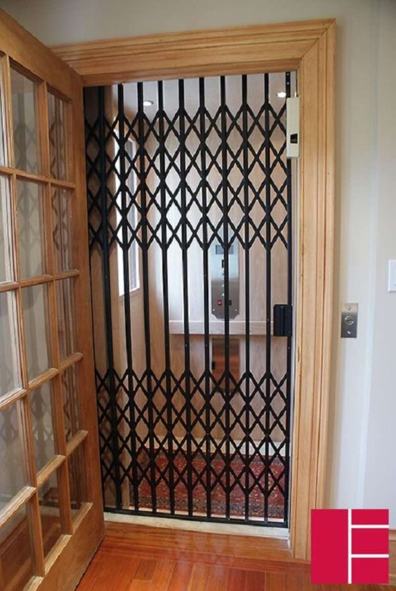 31. Elevador com porta pantogr&aacute;fica. Fonte: Federal Elevator