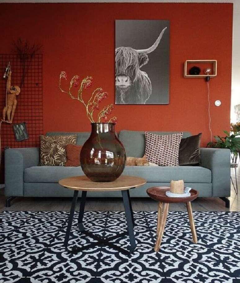 42. Parede tons terrosos para decoração de sala com sofá cinza – Foto: Artofit