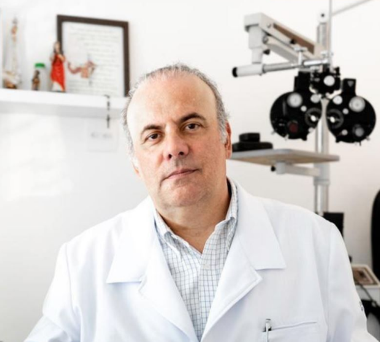 O oftalmologista Roberto Pereira Lima