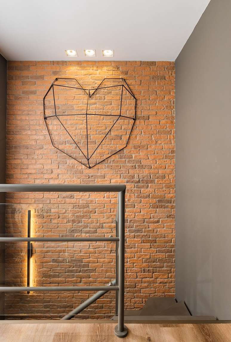 15. Parede de tijolinho aparente e coração em aramado se destaca na parede da escada. Foto: Fernando Crescenti
